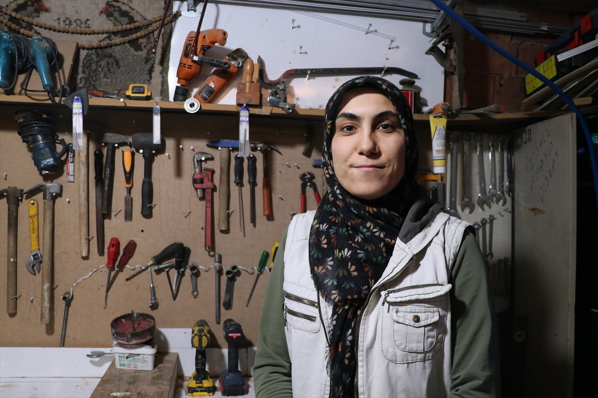 Burdur'un Bucak ilçesinde yaşayan Yasemin Aktaş, eşine yardımcı olmak için başladığı mobilya...