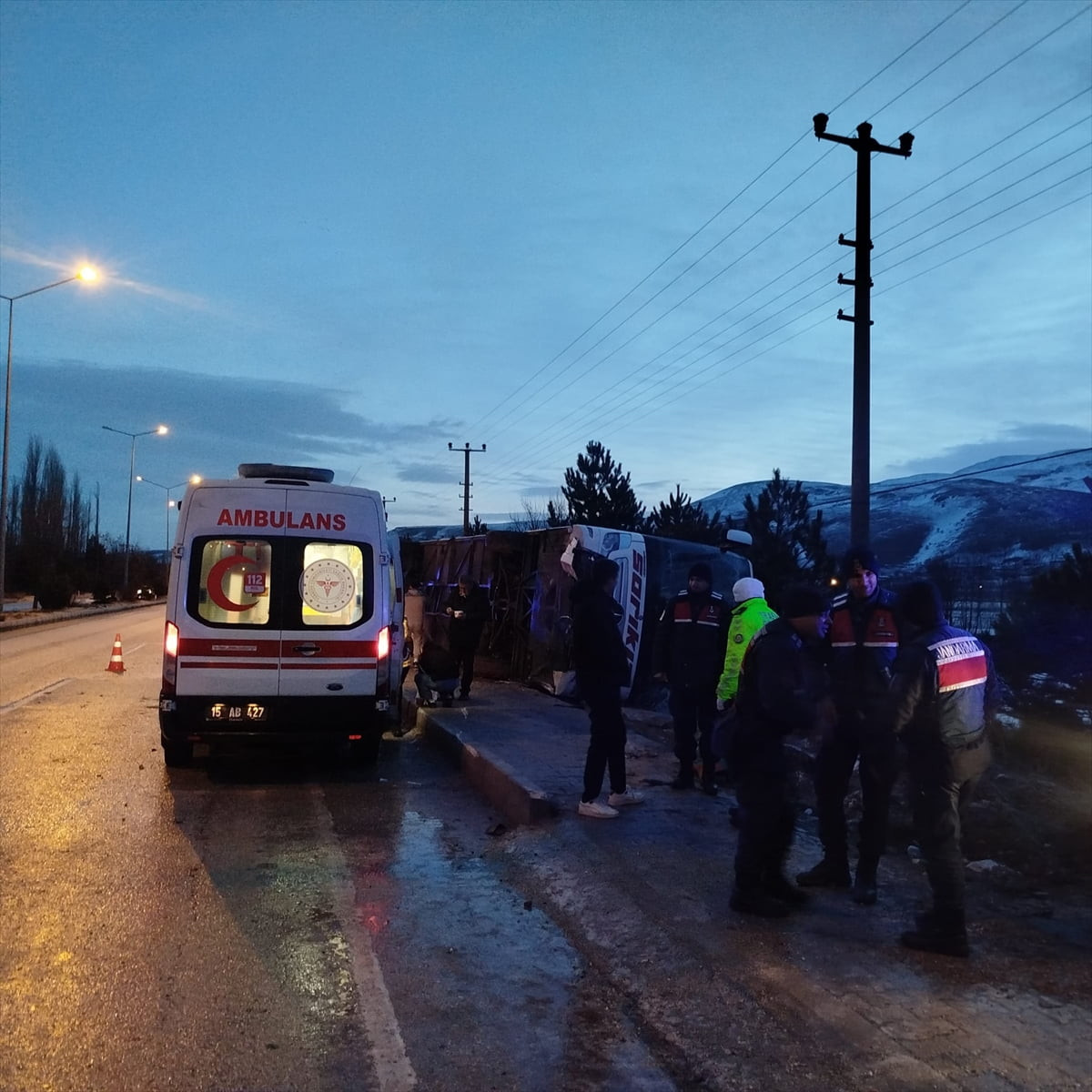 Burdur'un Çavdır ilçesinde yolcu otobüsünün devrilmesi sonucu 12 kişi yaralandı. İhbar üzerine...