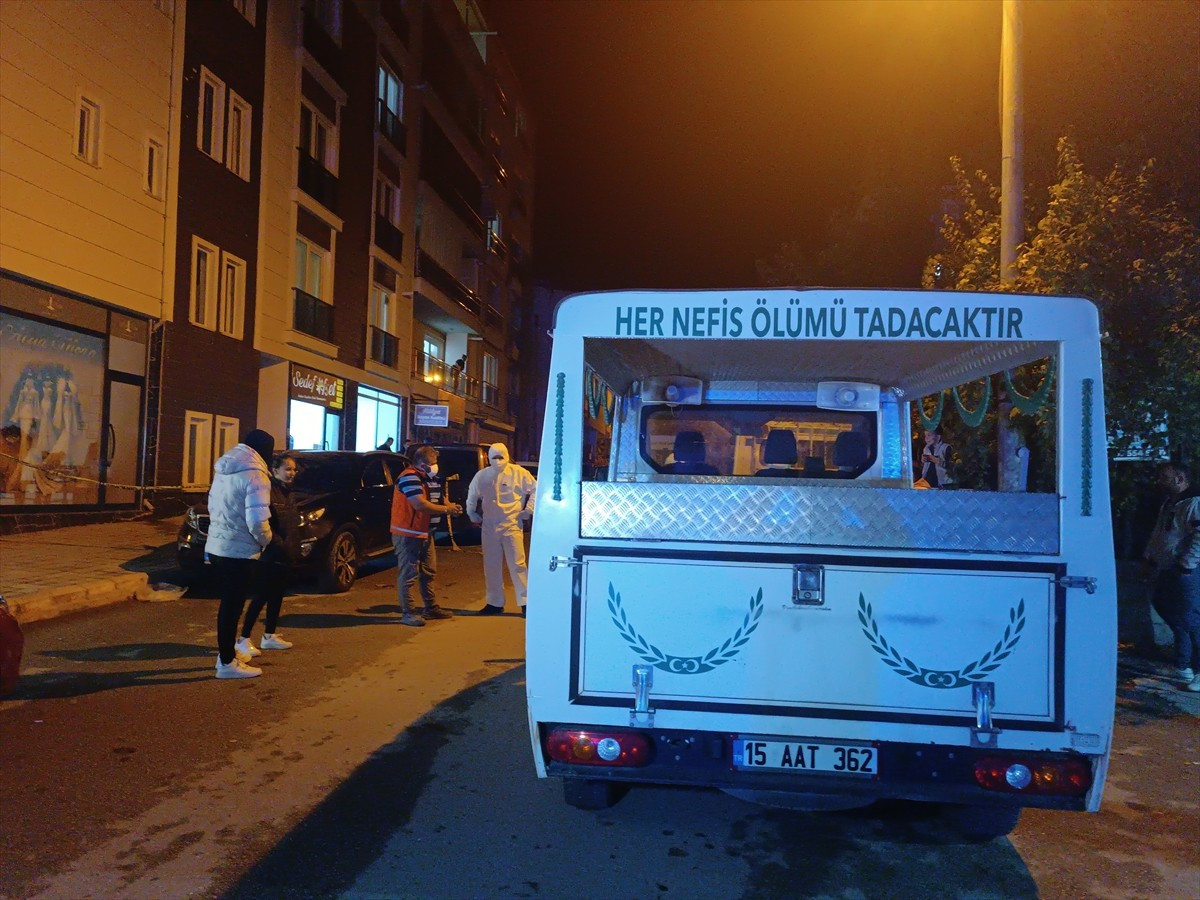 Burdur'un Gölhisar ilçesinde 1 kişi evinde ölü bulundu. Polis ekipleri, olay yerinde inceleme...