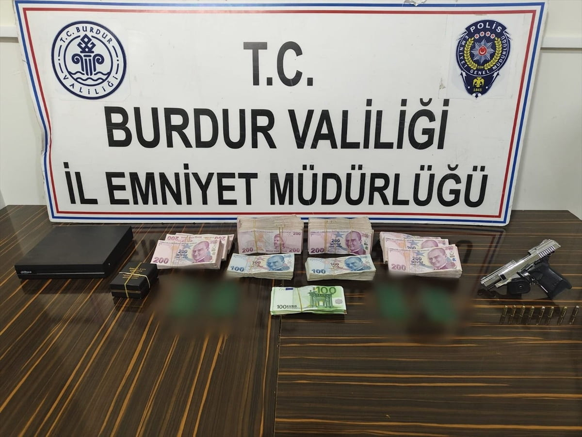 Burdur'un Gölhisar ilçesinde fuhuş operasyonunda gözaltına alınan 3 şüpheliden 2'si tutuklandı....