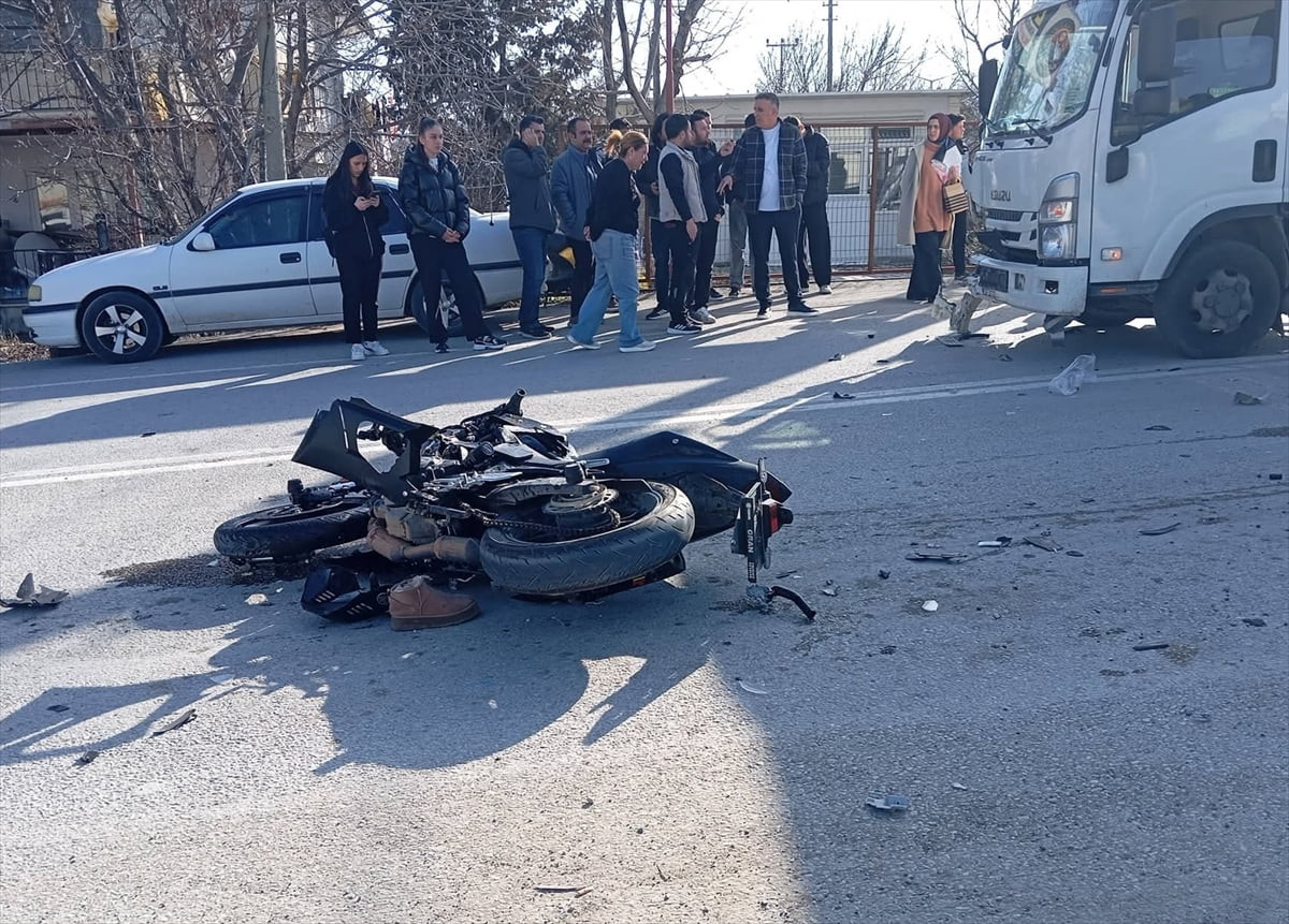 Burdur'un Gölhisar ilçesinde kamyonetle çarpışan motosikletin sürücüsü öldü.