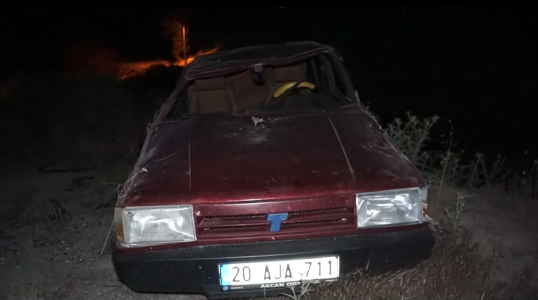 BURDUR'UN GÖLHİSAR İLÇESİNDE SÜRÜCÜSÜNÜN DİREKSİYON HAKİMİYETİNİ KAYBETMESİ SONUCU DEREYE DÜŞTÜĞÜ...