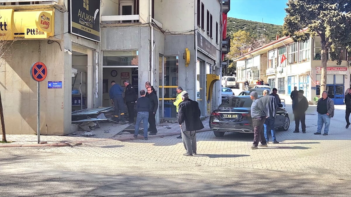 Burdur'un Karamanlı ilçesinde 3 araca ve bir iş yerine çarpan kamyonetin sürücüsü hayatını...