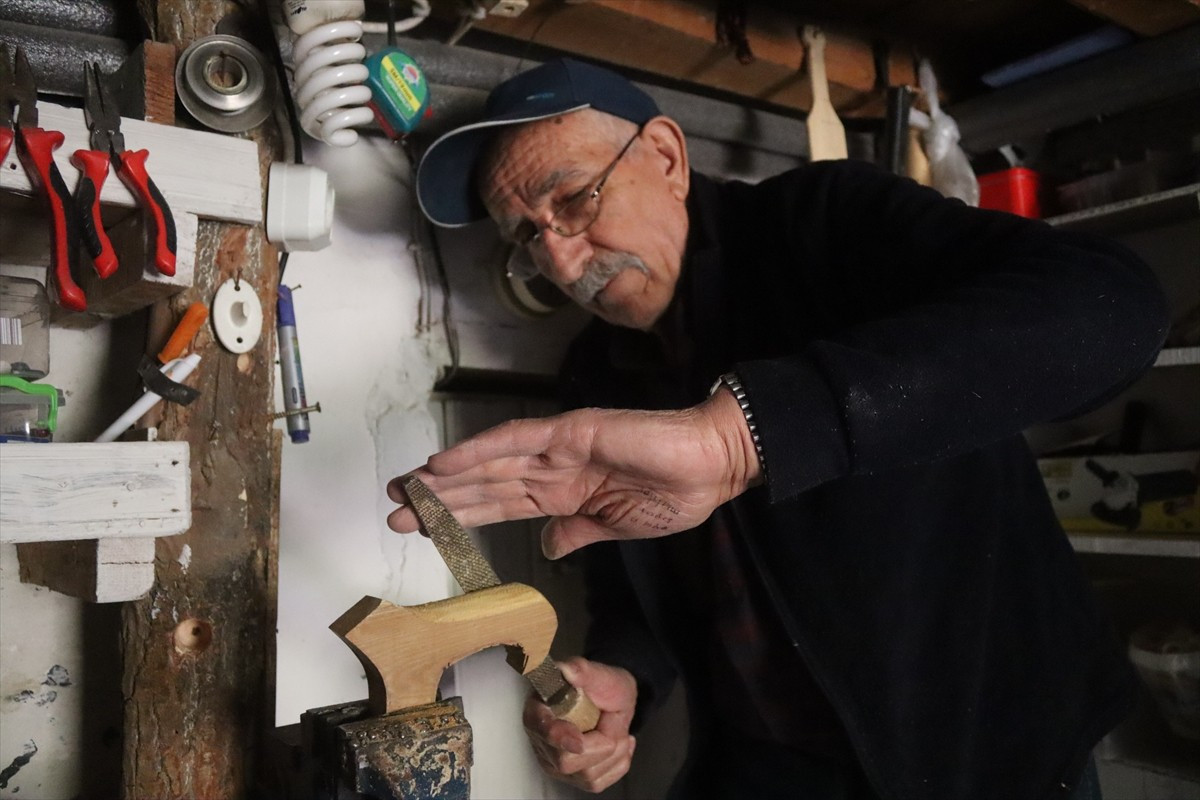 Burdur'un Karamanlı ilçesinde yaşayan 76 yaşındaki Hasan Balar, yöre kültürüne ait figürleri 29...