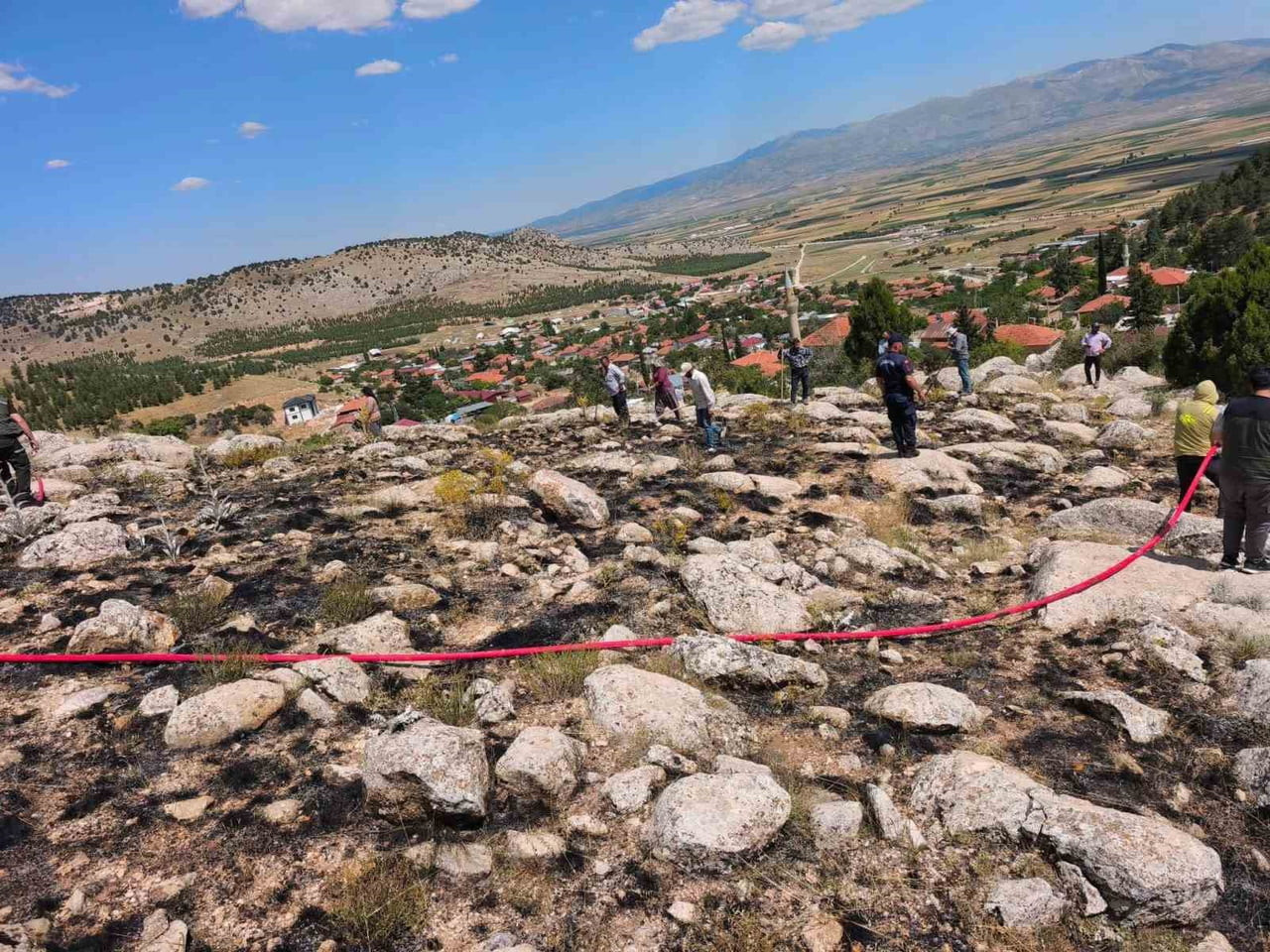 BURDUR'UN KARAMANLI İLÇESİNE BAĞLI KAĞILCIK KÖYÜ'NDE ORMANLIK ALANDA ÇIKAN YANGIN, KÖYLÜLER İLE...