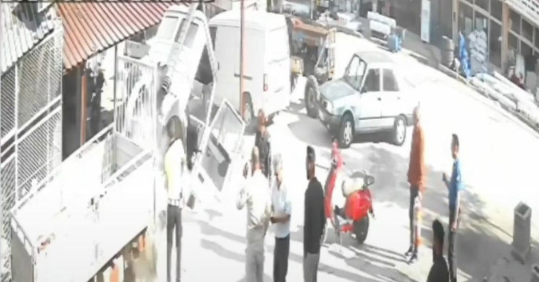BURDUR'UN TEFENNİ İLÇESİNDE PARK HALİNDE BULUNAN BİR ARAÇTA ÇIKAN YANGIN DEVRİYE GÖREVİNİ SÜRDÜREN...
