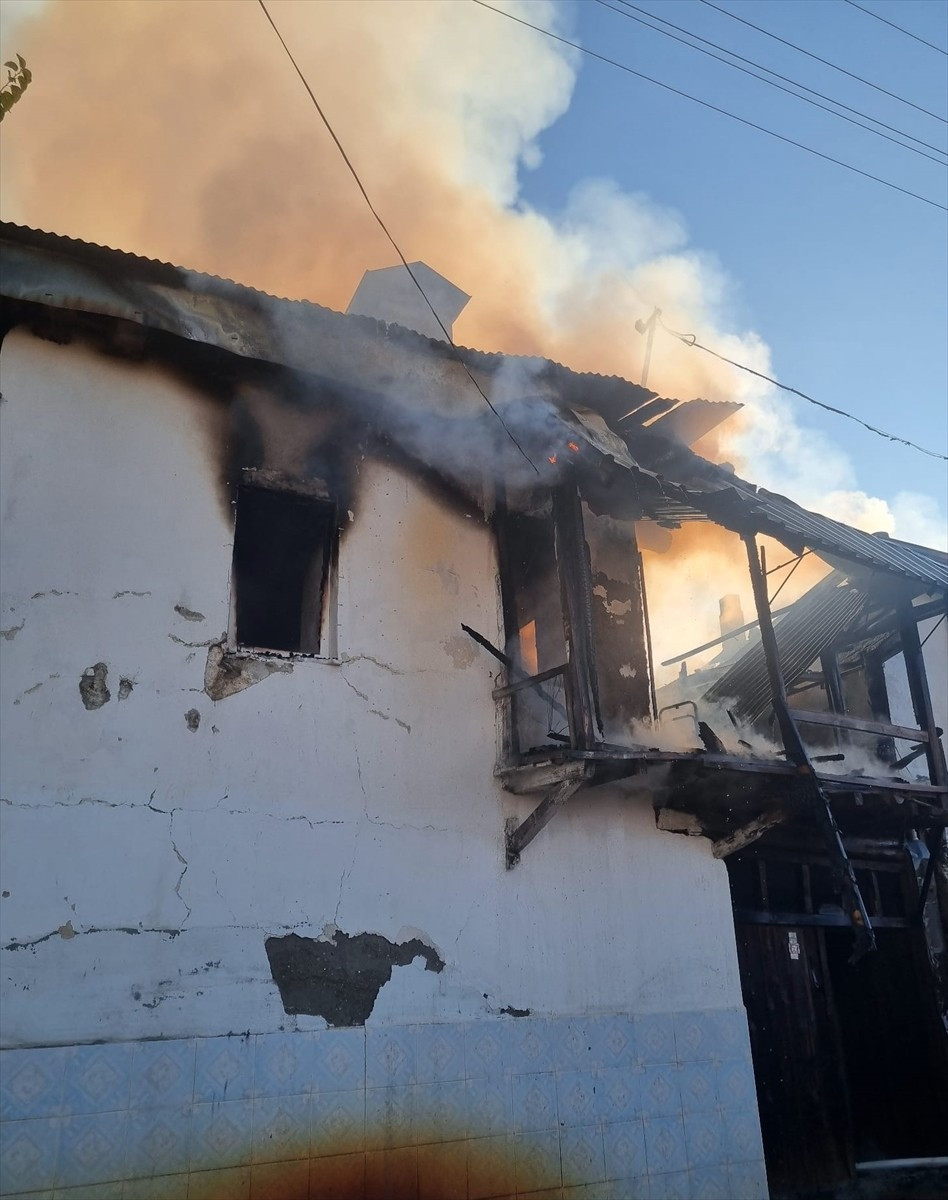 Burdur'un Yeşilova ilçesinde evde çıkan yangında 2 kişi hayatını kaybetti.