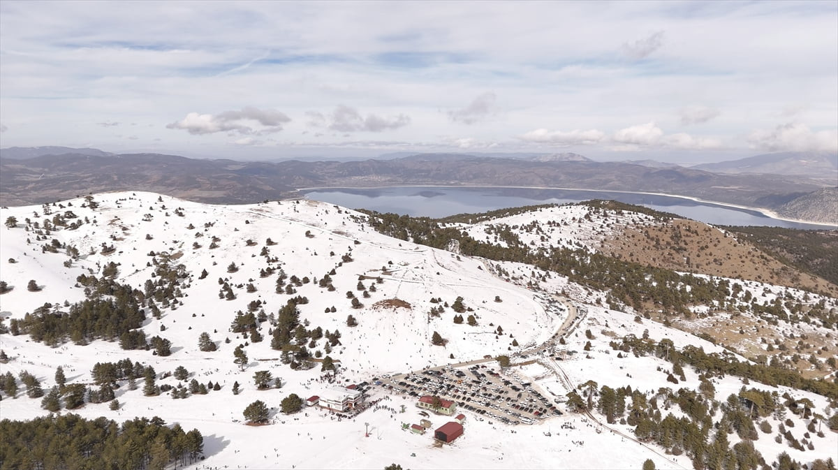 Burdur'un Yeşilova ilçesindeki Salda Kayak Merkezi'ni ziyaret edenler, Salda Gölü manzarası...