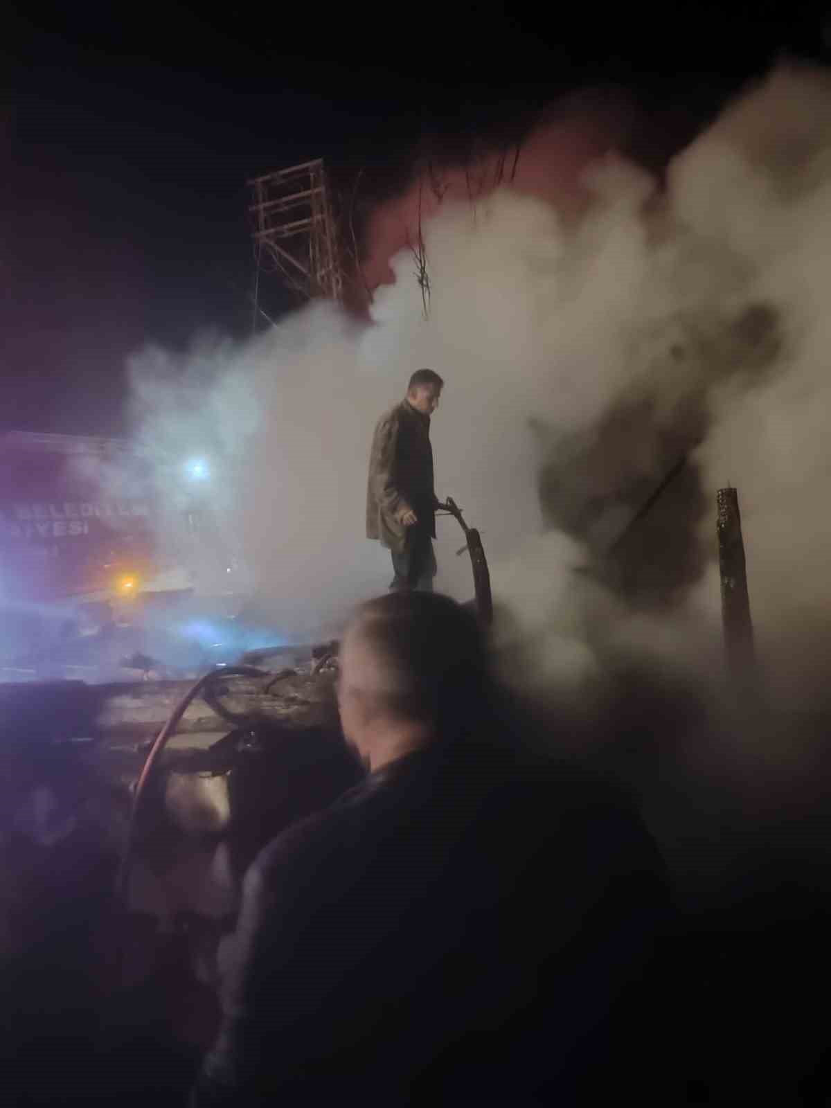 BURDUR’DA BİR EVDE ÇIKAN YANGINDA EV TAMAMEN YANARAK KULLANILAMAZ HALE GELDİ.