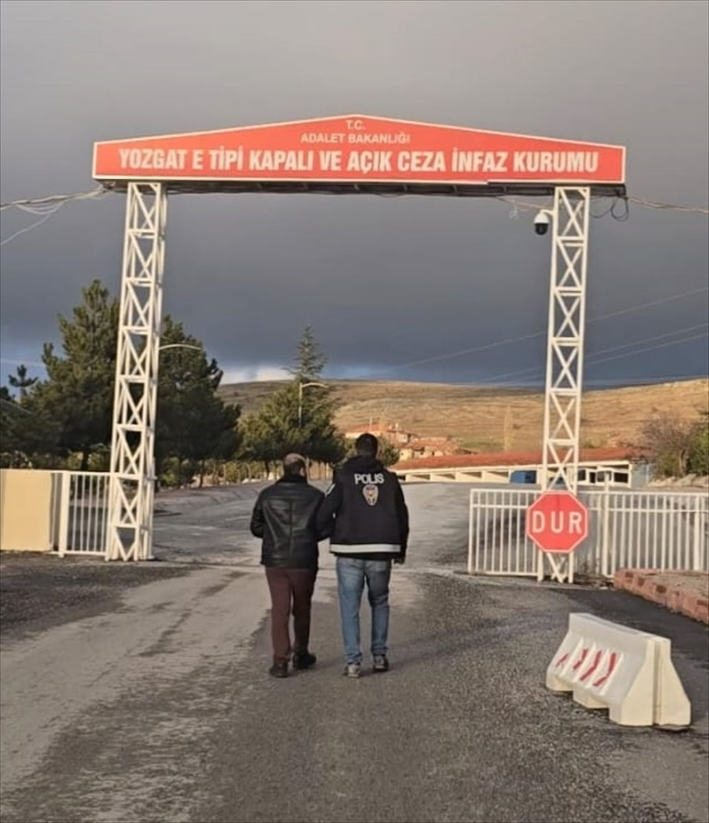  Burdur’da bir kişiyi 1 milyon 800 bin lira dolandırdığı iddiasıyla Yozgat’ta gözaltına alınan...