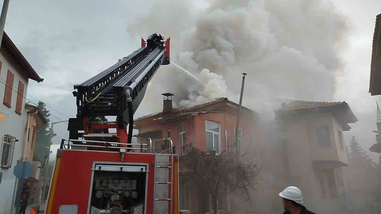 Burdur'da Çatı Yangını Kontrol Altına Alındı