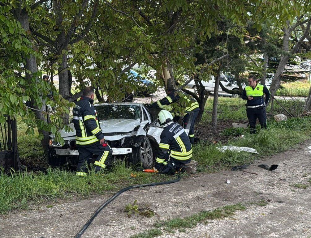 BURDUR’DA KONTROLDEN ÇIKAN OTOMOBİLİN AĞACA ÇARPMASI SONUCU MEYDANA GELEN TRAFİK KAZASINDA 1 KİŞİ...
