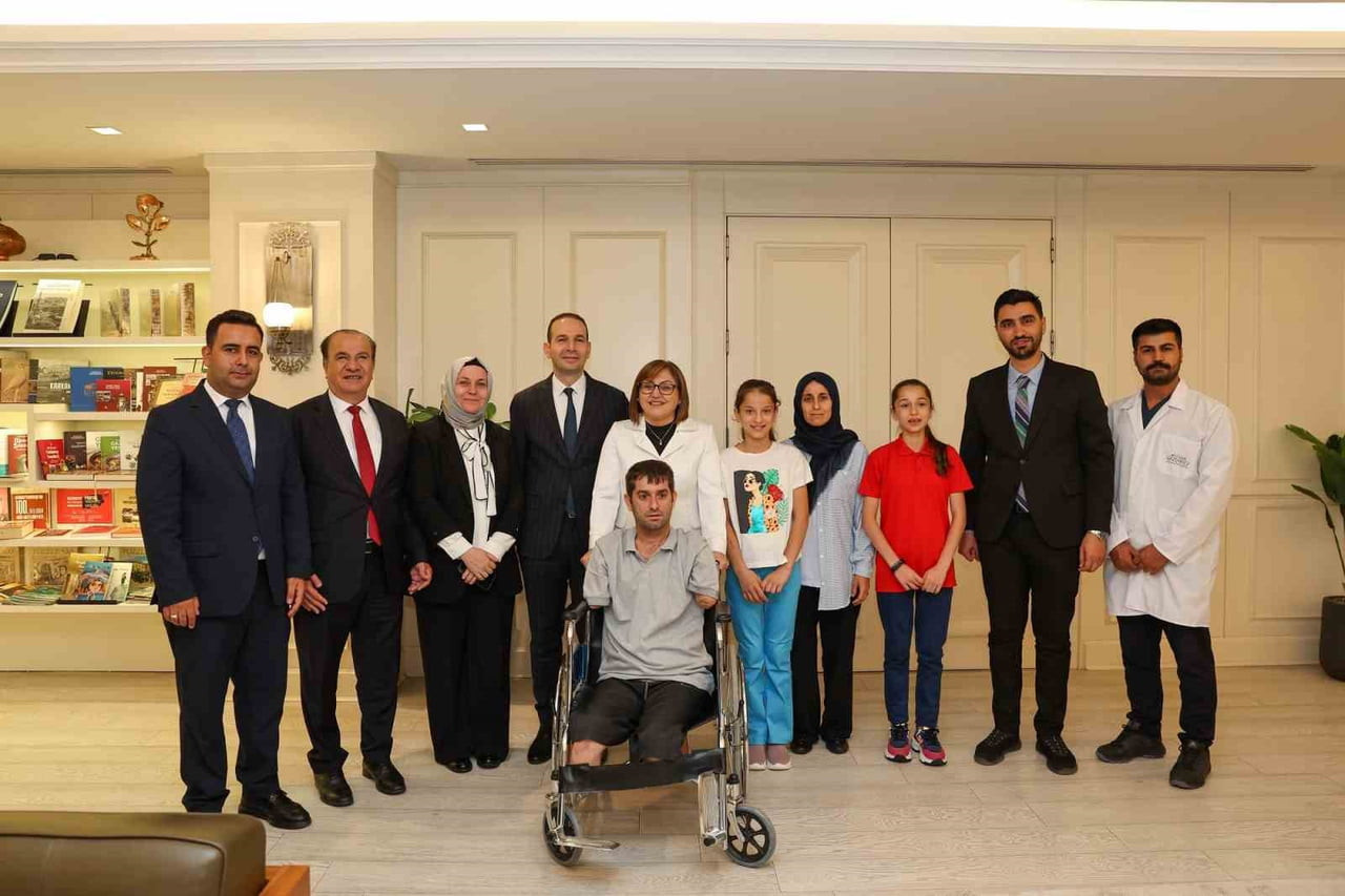 BURHAN DOĞRUYOL, EŞİ VE ÇOCUKLARIYLA BİRLİKTE BÜYÜKŞEHİR BELEDİYE BAŞKANI FATMA ŞAHİN'İ ZİYARET...