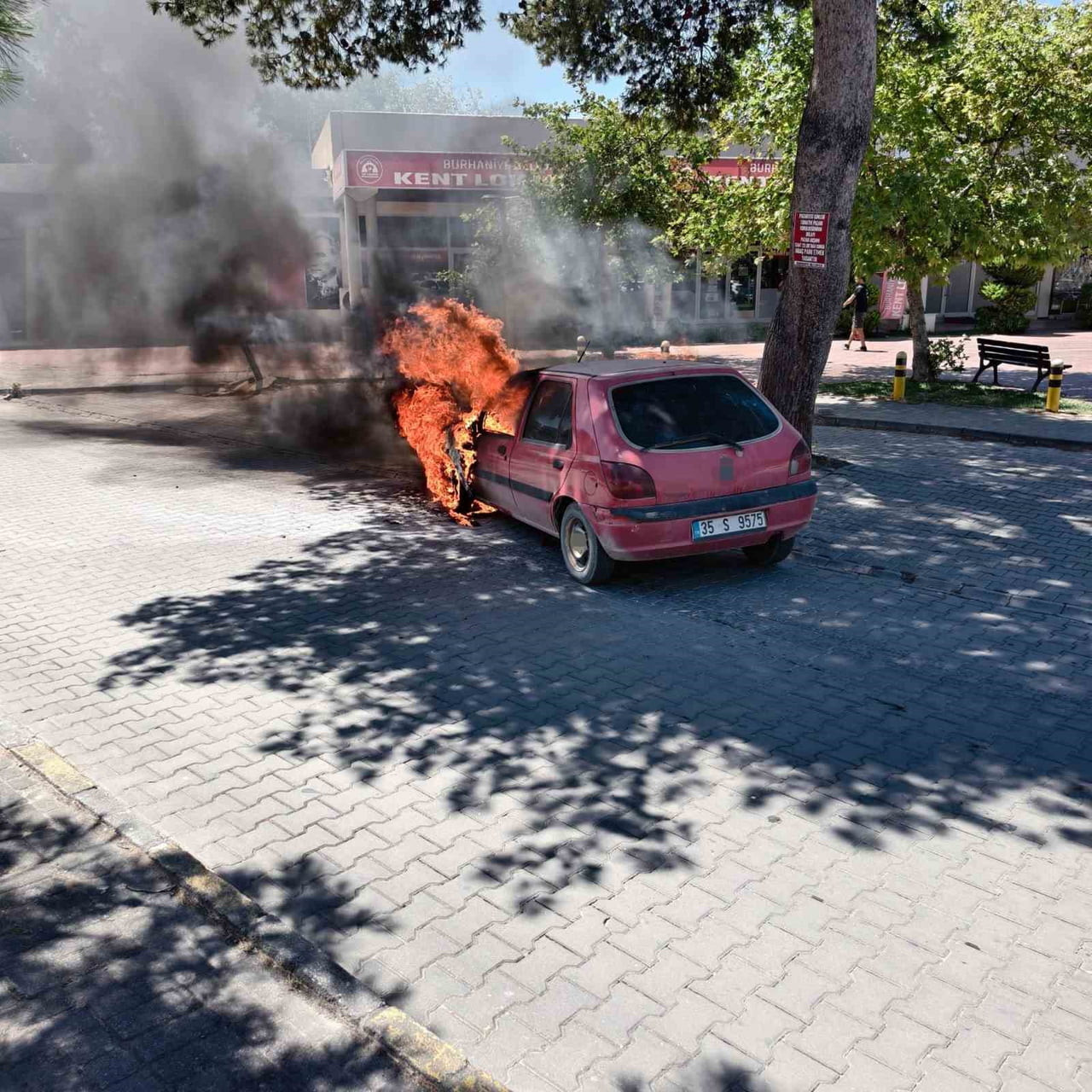 BURHANİYE İLÇESİNDE BİR ARAÇTA ÇIKAN YANGIN, İTFAİYE EKİPLERİNİN HIZLI MÜDAHALESİYLE SÖNDÜRÜLDÜ....