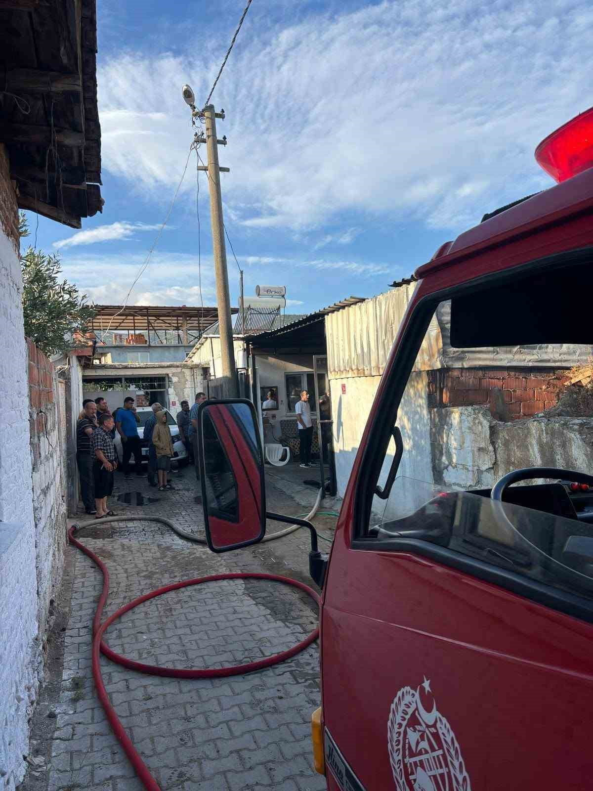BURHANİYE İLÇESİNDE ODUNLUK OLARAK KULLANILAN BİR DEPODA ÇIKAN YANGIN, MAHALLE SAKİNLERİNE KORKU...
