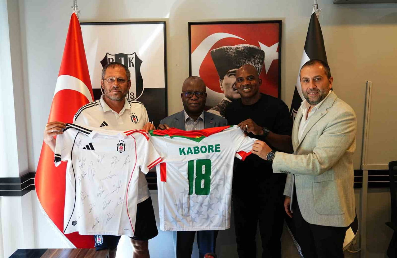 BURKİNA FASO BÜYÜKELÇİSİ VİNTA SOME İLE SPOR BÜYÜKELÇİSİ CHARLES KABORE’DEN BEŞİKTAŞ'A...