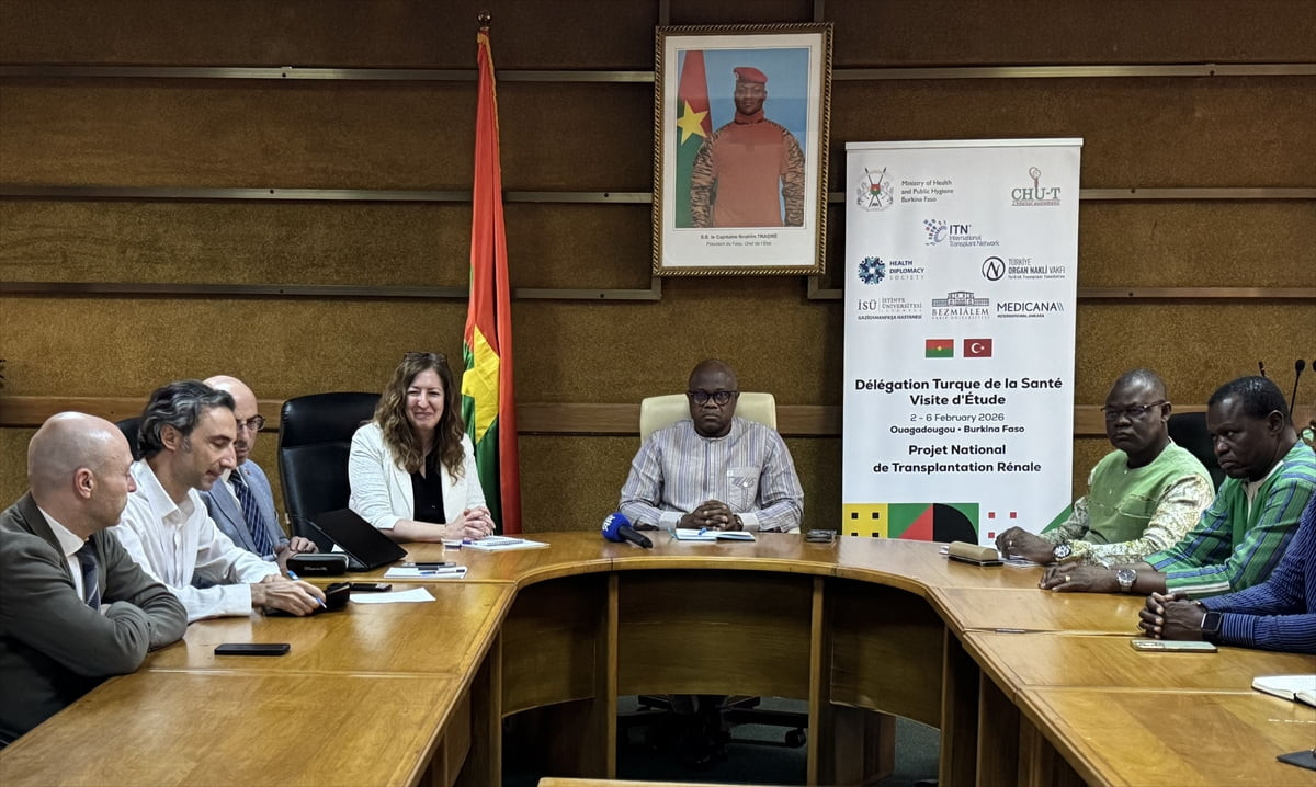 Burkina Faso Sağlık Bakanı Robert Kargougou (sağda), Türkiye'nin Vagadugu Büyükelçisi Feriba Duygu...