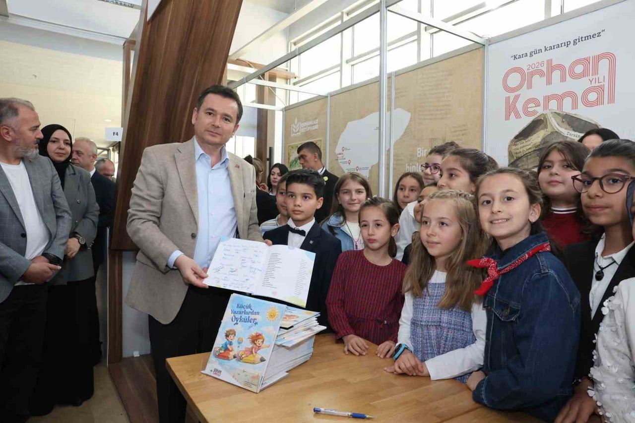 BURSA 23. KİTAP FUARI’NI ZİYARET EDEN OSMANGAZİ BELEDİYE BAŞKANI ERKAN AYDIN, ÇOCUK YAZARLARLA BİR...