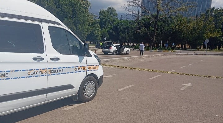 BURSA BÖLGE ADLİYESİ'NDE BOŞANMA DAVASI SONRASI TARAFLAR ARASINDA ÇIKAN TARTIŞMADA HAVAYA ATEŞ...