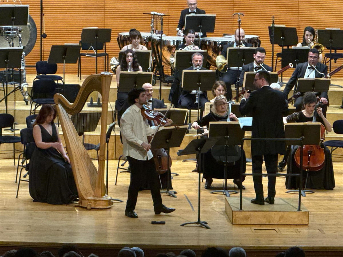 Bursa Bölge Devlet Senfoni Orkestrası (BBDSO), Merinos Atatürk Kongre ve Kültür Merkezi'nde...