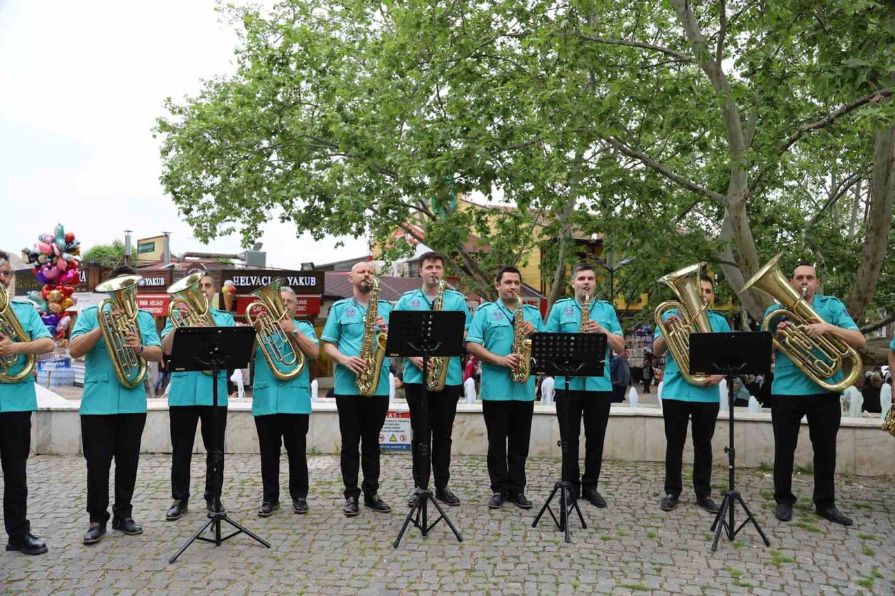 BURSA BÜYÜKŞEHİR BELEDİYE BANDOSU, AÇIK HAVADA VERDİĞİ KONSERLERDE EN SEVİLEN MARŞLARI VE KEYİFLİ...