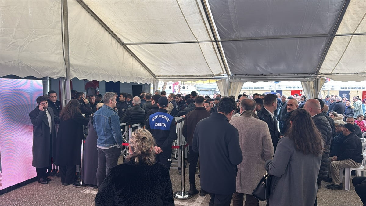 Bursa Büyükşehir Belediye Başkanı Mustafa Bozbey'e katıldığı bir programda fiziki saldırıda...