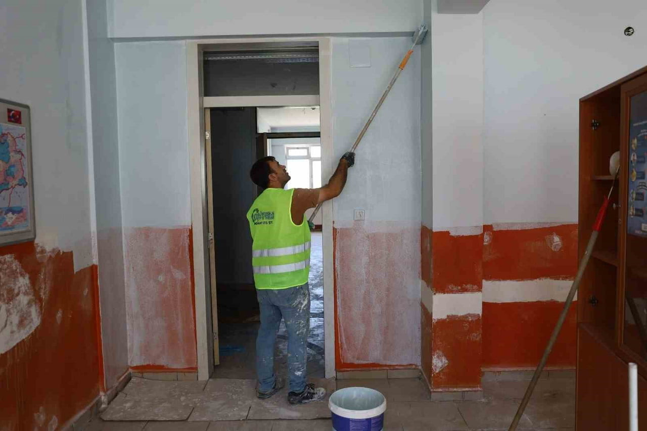 BURSA BÜYÜKŞEHİR BELEDİYESİ, İL GENELİNDE BAKIM VE ONARIM İHTİYACI BULUNAN OKULLAR İÇİN HAREKETE...