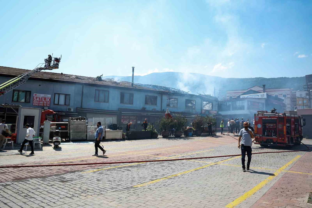 BURSA BÜYÜKŞEHİR BELEDİYESİ İTFAİYE DAİRESİ BAŞKANLIĞI EKİPLERİ, SABAH SAATLERİNDE VATANDAŞTAN...