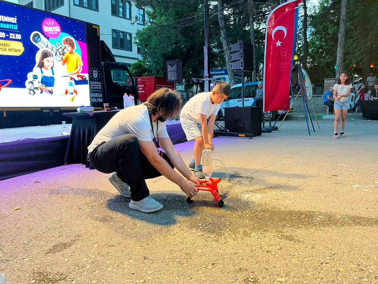 BURSA BÜYÜKŞEHİR BELEDİYESİ TARAFINDAN BİLİMİ TOPLUMUN TÜM KESİMLERİYLE BULUŞTURMAK VE GENÇLERE...