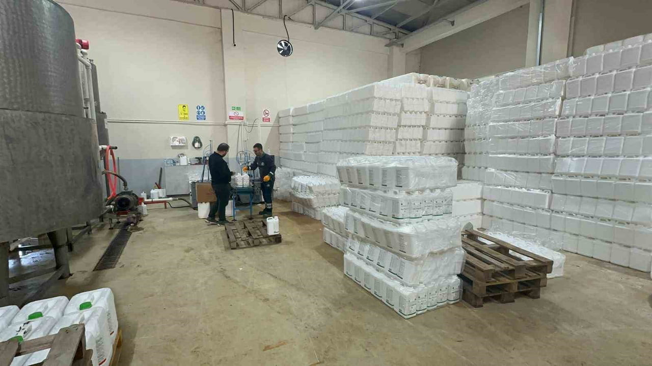 BURSA BÜYÜKŞEHİR BELEDİYESİNİN ÇİFTÇİLERE YÜZDE 50 İNDİRİMLE SUNDUĞU SIVI GÜBRELER SAVAŞ NEDENİYLE...