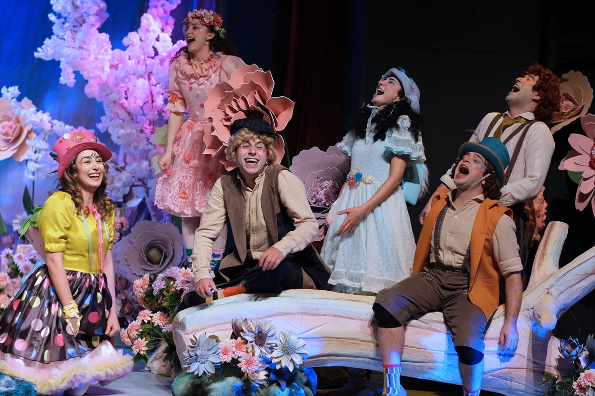 Bursa Devlet Tiyatrosu, Oscar Wilde'ın öyküsünden sahneye uyarlanan "Bencil Dev" oyununun...