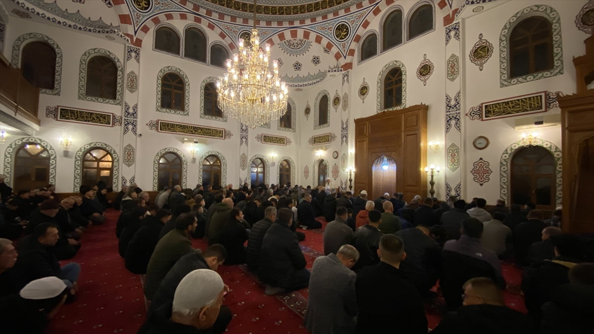 Bursa, Eskişehir, Balıkesir ve Bilecik'te Kadir Gecesi dualarla idrak edildi. Kadir Gecesi...