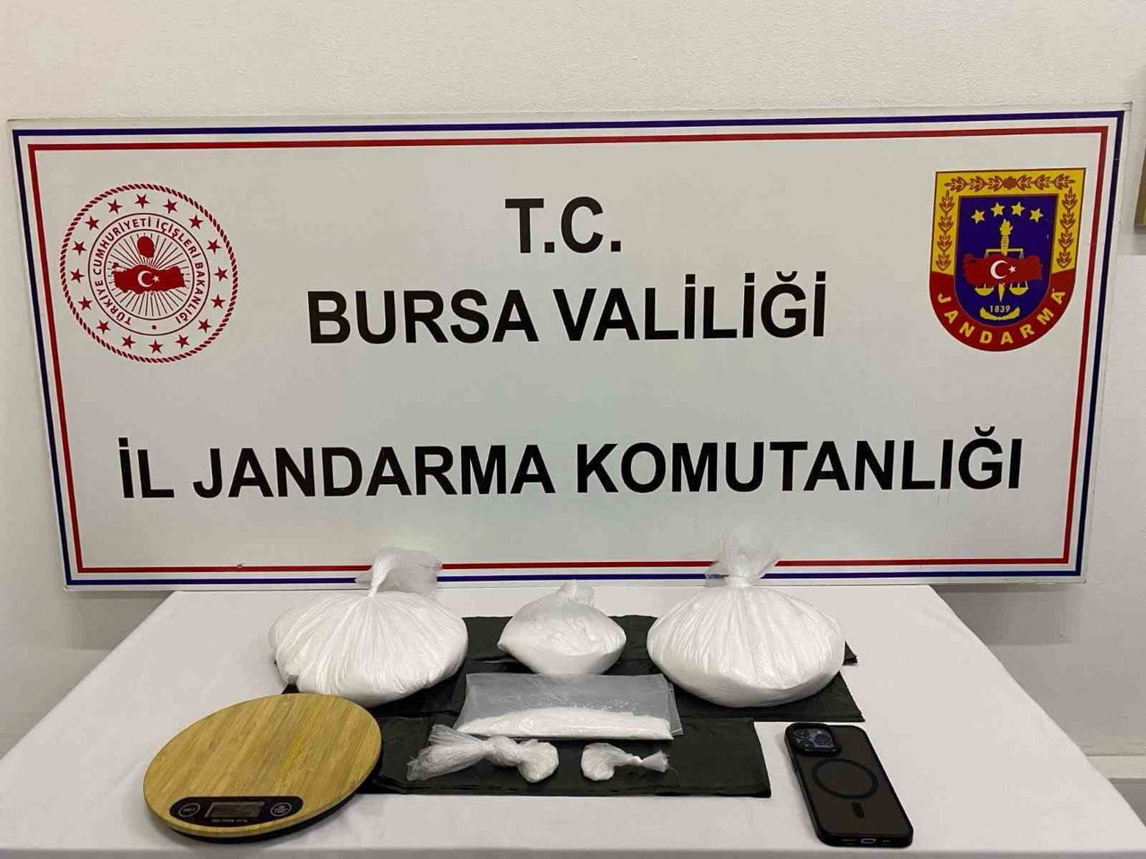 BURSA İL JANDARMA KOMUTANLIĞI EKİPLERİNCE YILDIRIM İLÇESİNDE DÜZENLENEN UYUŞTURUCU OPERASYONUNDA 2...
