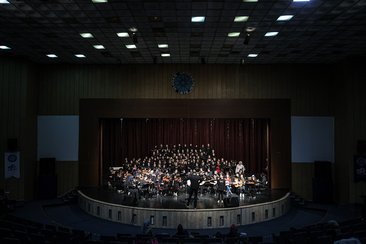 Bursa İmam Hatipliler Derneği (BİHMED) öncülüğünde, yaklaşık 200 öğrenciden oluşan orkestra ve...