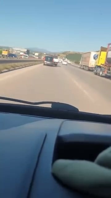BURSA OTOBANINDA YAŞANAN BİR ANLIK DURAKSAMA, KAZAYA NEDEN OLDU. TRAFİKTE YAŞANAN TEHLİKELİ ANLAR...