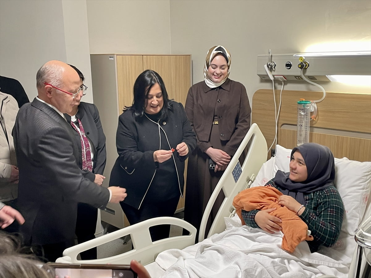 Bursa Şehir Hastanesinde 2025'in son, 2026 yılının ilk bebekleri dünyaya "merhaba" dedi. 2025'in...