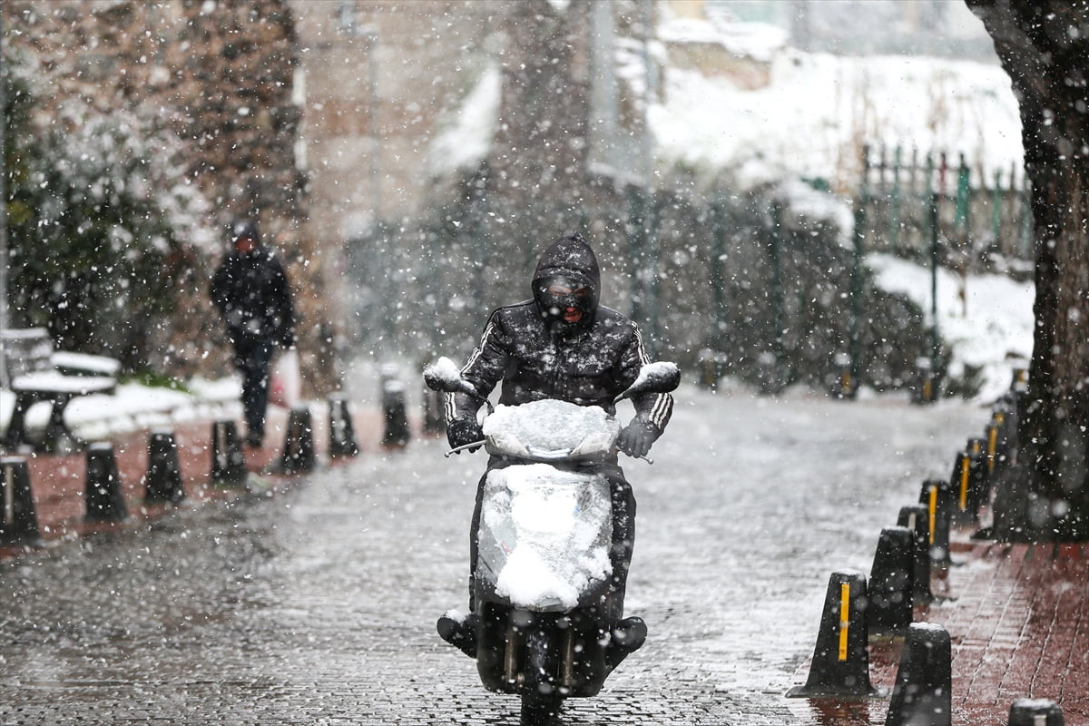 Bursa şehir merkezinde kar yağışı etkili oldu.