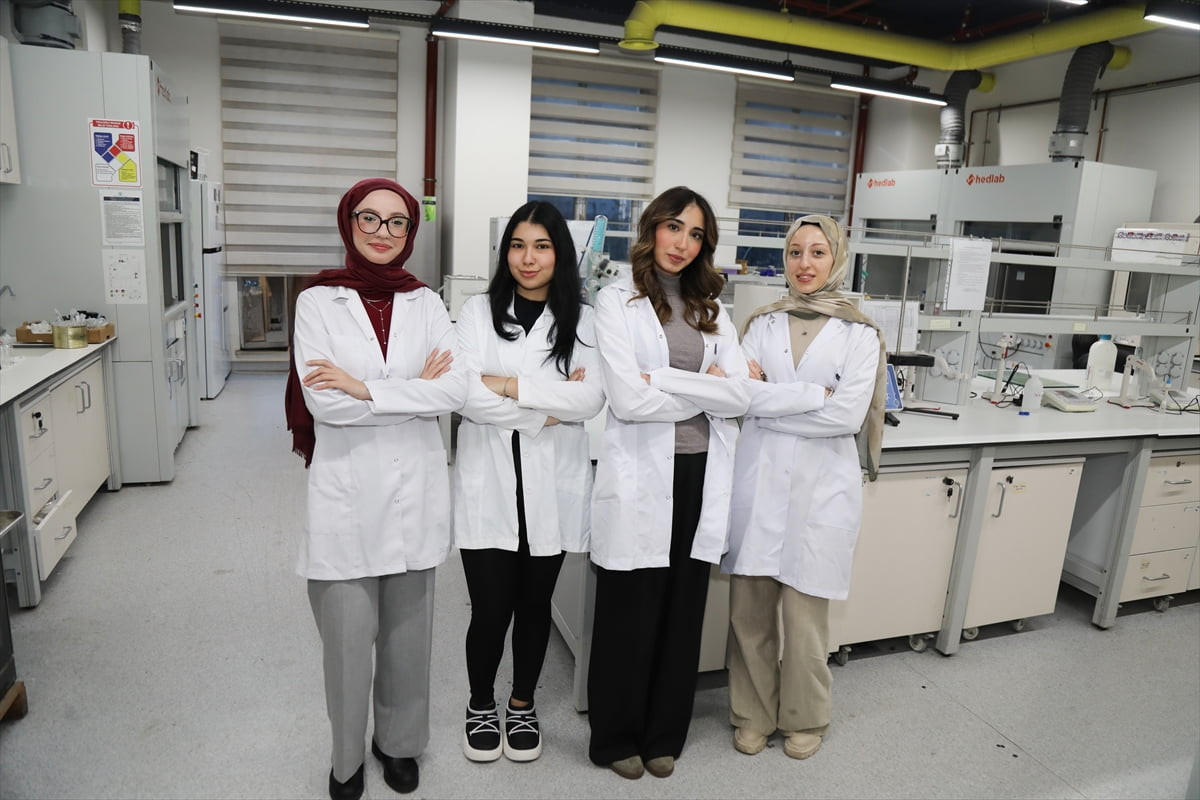 Bursa Teknik Üniversitesi (BTÜ) öğrencileri, gıda üretimi sırasında ortaya çıkan nişasta...