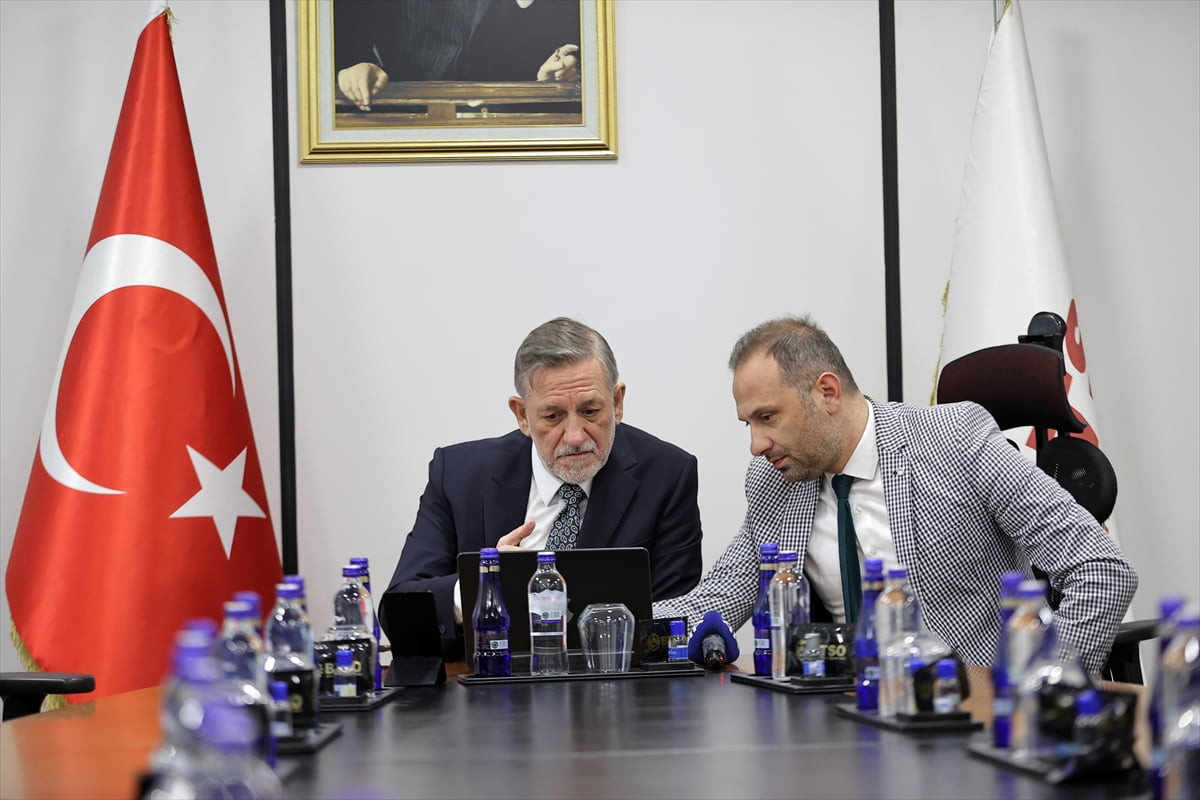 Bursa Ticaret ve Sanayi Odası Yönetim Kurulu Başkanı İbrahim Burkay (solda), Anadolu Ajansının...