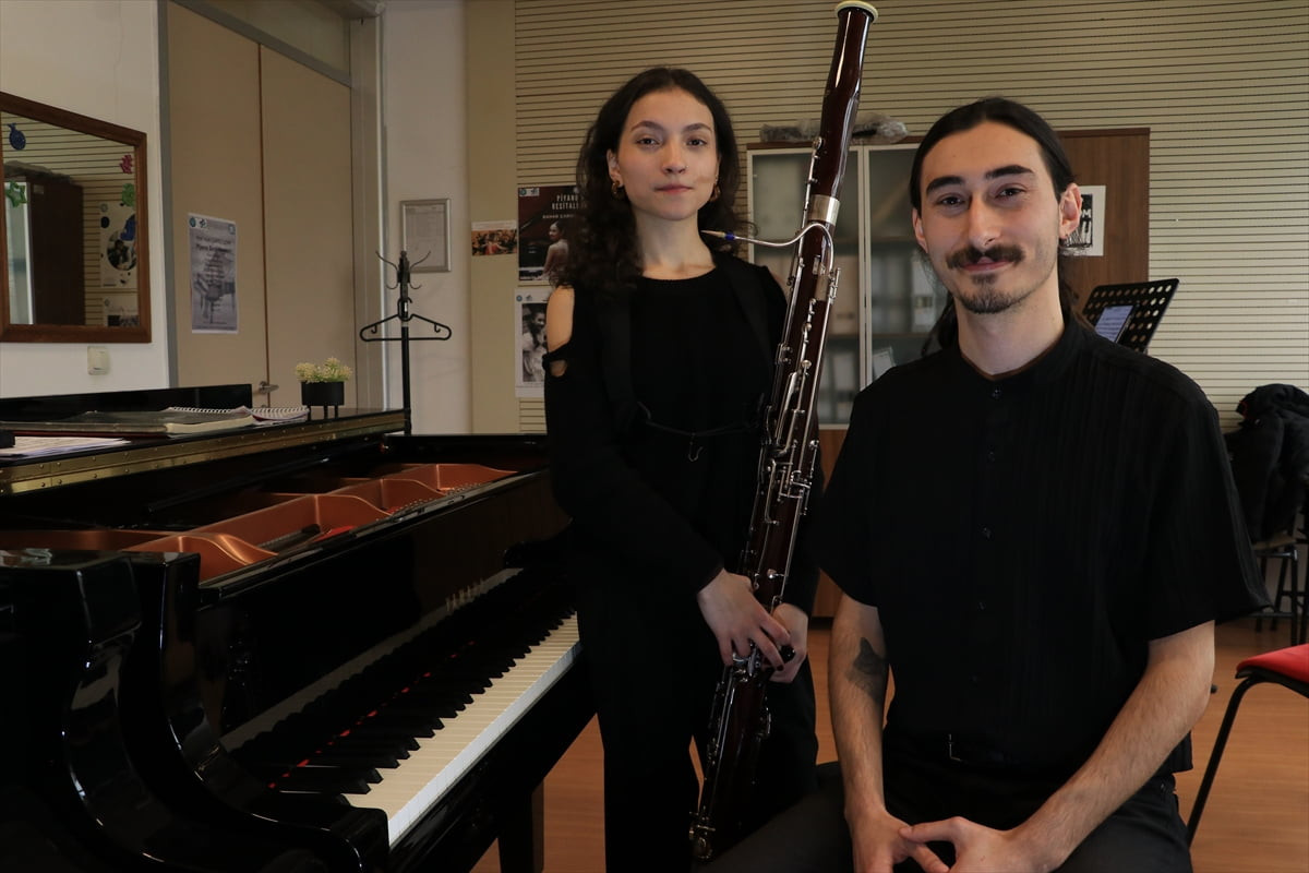 Bursa Uludağ Üniversitesi (BUÜ) Devlet Konservatuvarından mezun olan piyanist Mert Görgül (sağda)...