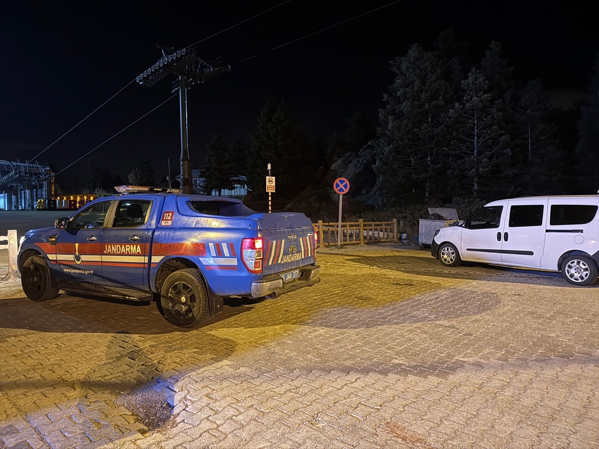 Bursa Uludağ'da ormanda kaybolan 2 kişinin bulunması için arama çalışması başlatıldı.