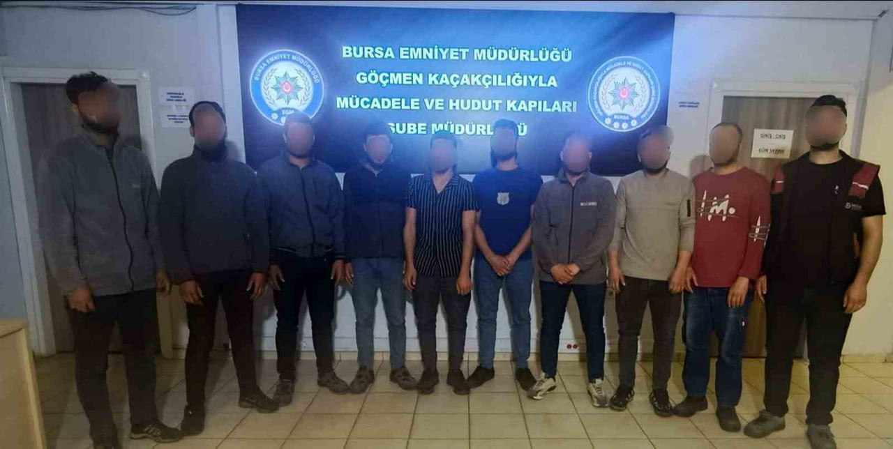 BURSA'DA 2 İŞ YERİ VE BİR ARAÇTA YAPILAN KONTROLDE ÇOK SAYIDA DÜZENSİZ GÖÇMEN YAKALANDI