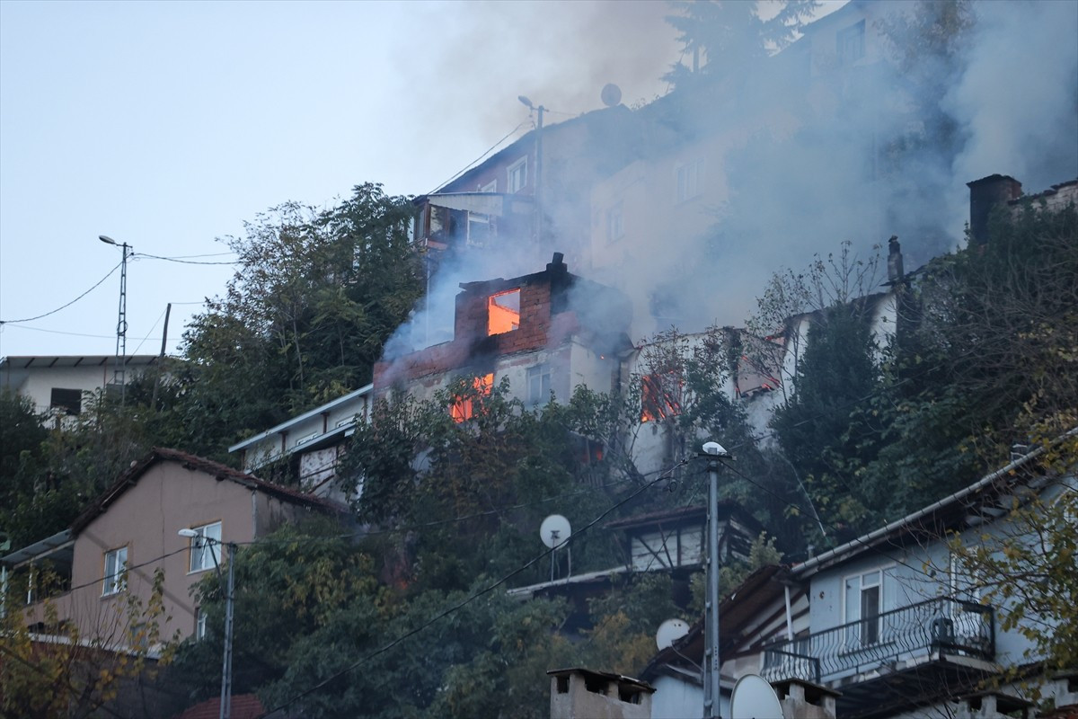 Bursa'da 2 katlı evde çıkan ve bitişiğindeki binaya da sıçrayan yangın itfaiye ekiplerince...