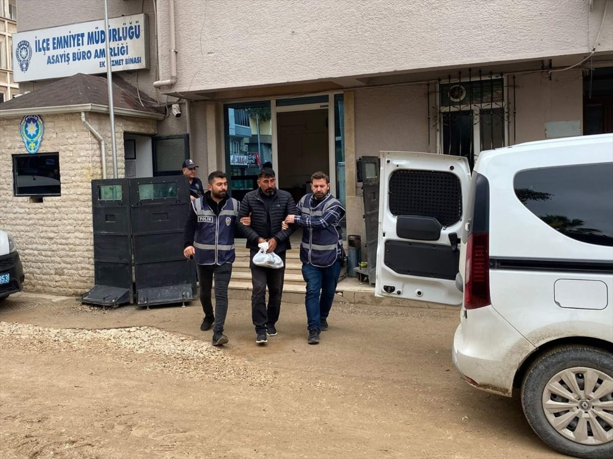 Bursa'da 3 suçtan aranan ve 21 yıl kesinleşmiş hapis cezası bulunan firari hükümlü, polis...