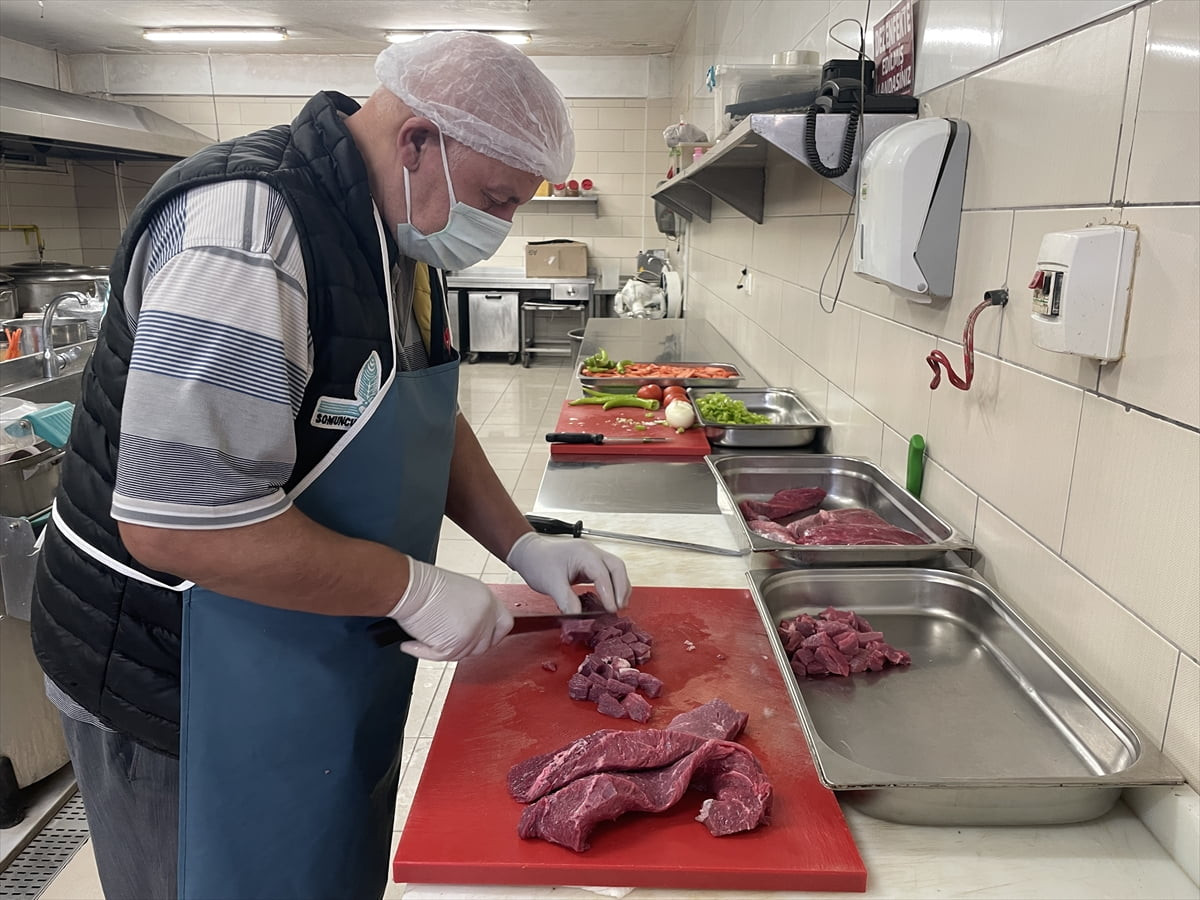 Bursa'da 35 yıldır gönüllere dokunan Somuncu Baba Vakfı, ramazan ayında her gün 3 bin 500 kişiye...