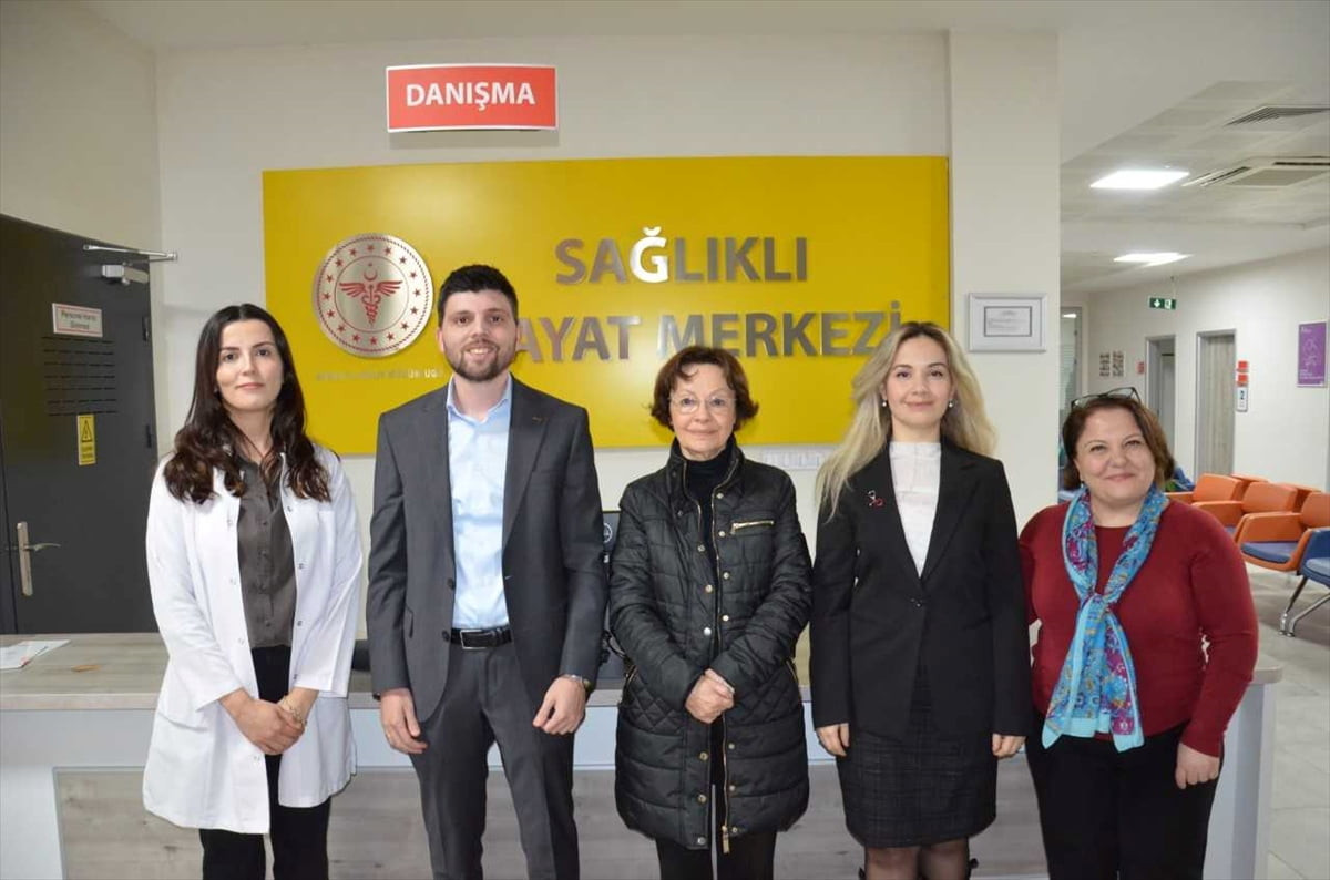 Bursa'da 50 yıldır sigara içen Asuman Işık (ortada), başvurduğu Nilüfer Sağlıklı Hayat Merkezi...