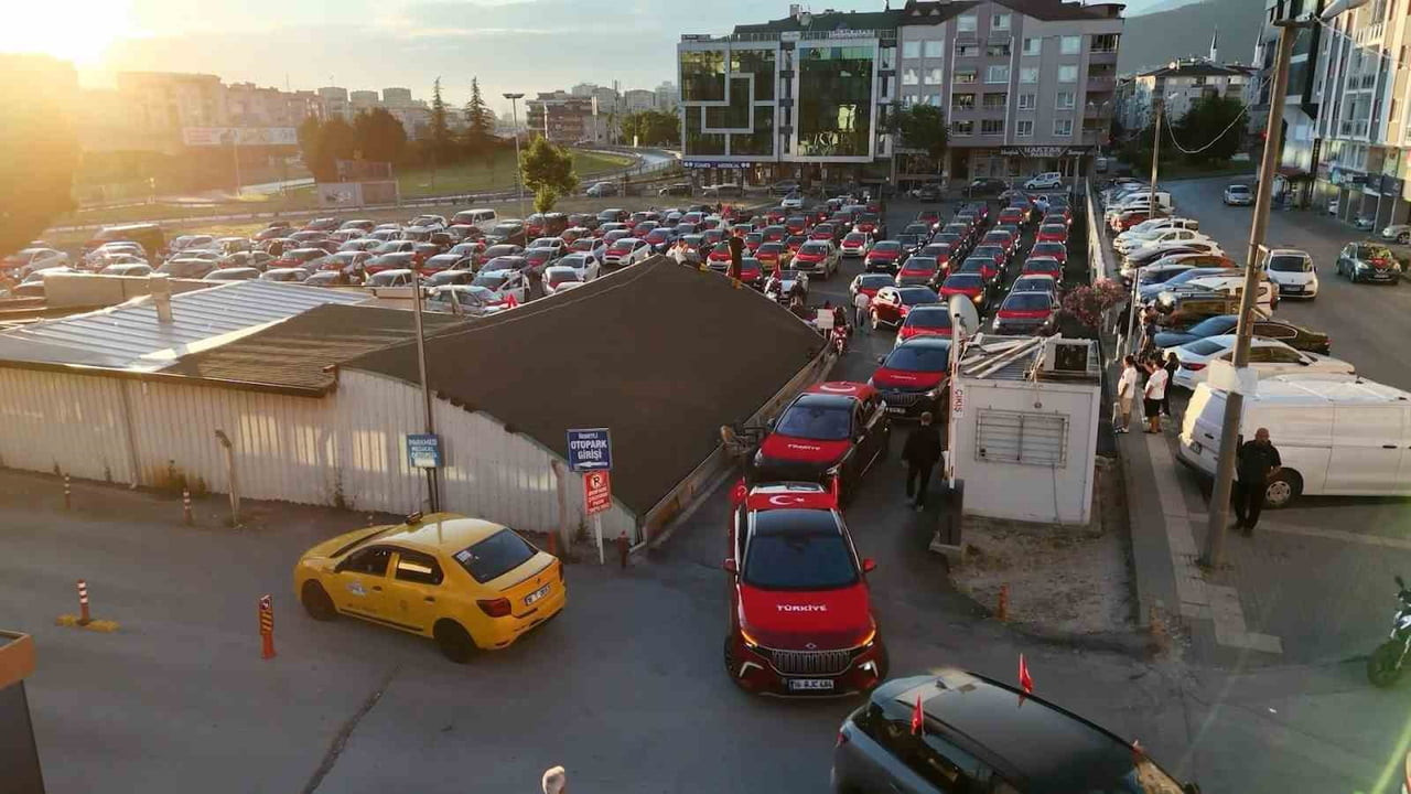 BURSA'DA A MİLLİ FUTBOL TAKIMI'NA DESTEK OLMAK AMACIYLA SABAHIN ERKEN SAATLERİNDE DÜZENLENEN DEV...