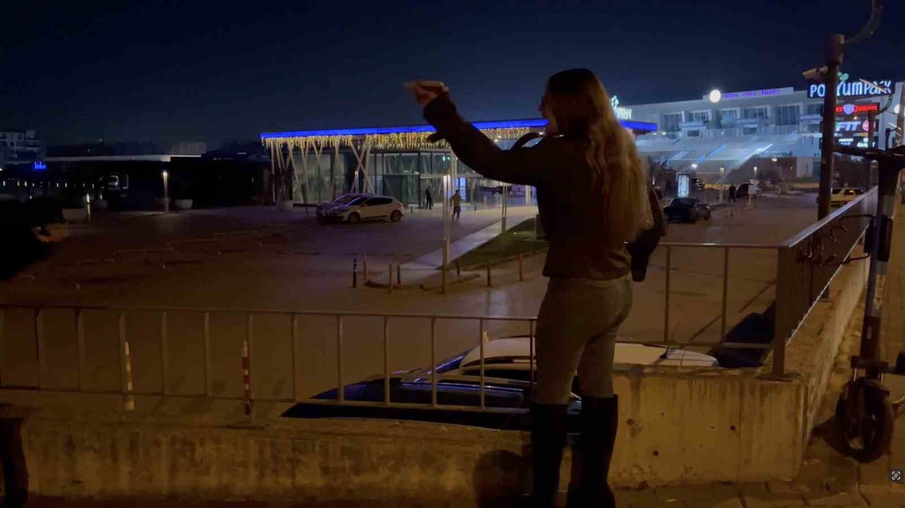 BURSA'DA ALKOLLÜ GENÇ KIZLAR, YOL KENARINDA BEKLEYEN BİR SÜRÜCÜYÜ BAŞKA BİRİNE BENZETEREK HEM...