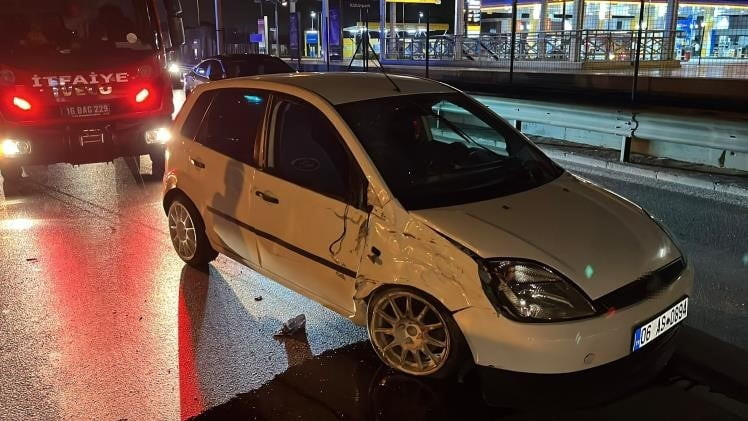 BURSA'DA ALKOLLÜ OLDUĞU İDDİA EDİLEN SÜRÜCÜ, SEYİR HALİNDEYKEN BAŞKA BİR ARACI SIKIŞTIRARAK KAZA...