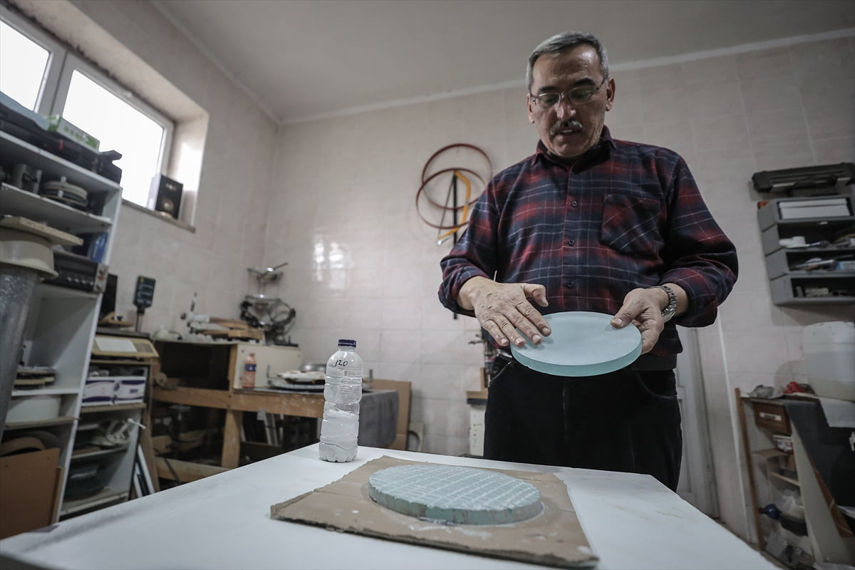 Bursa'da, Andromeda Galaksisi'ni gözlemleyebilme arzusuyla teleskop yapımına başlayan emekli Din...